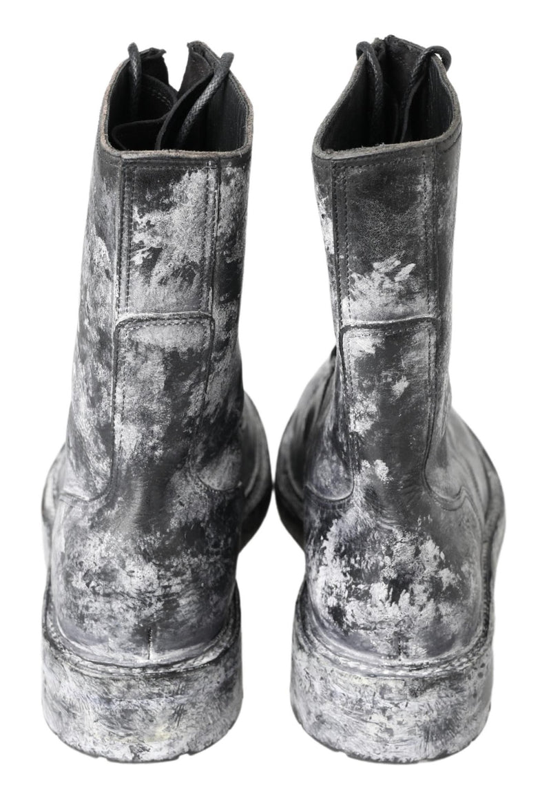 Botas de encaje negras elegantes con fatiga blanca gris