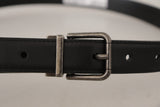 Elegante cintura in pelle nera con fibbia di metallo