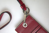 Eleganter roter Lederkarteninhaber mit Lanyard