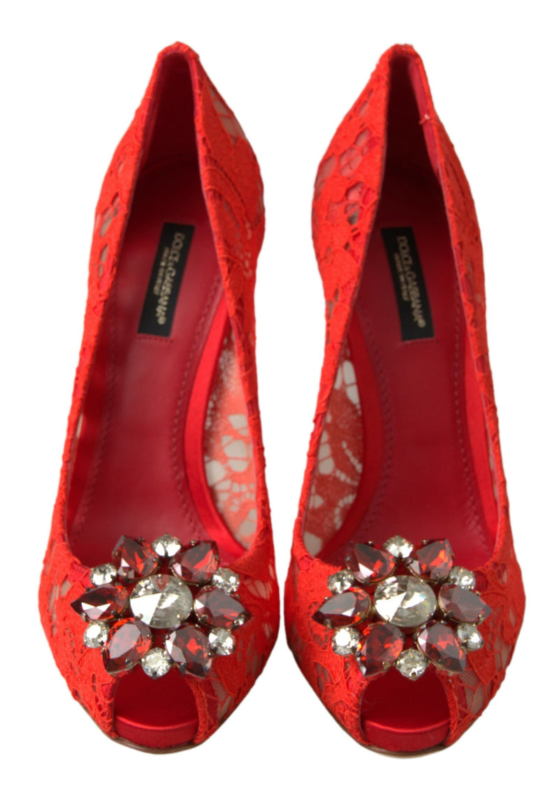 Tacones de encaje rojo elegantes con adornos de cristal