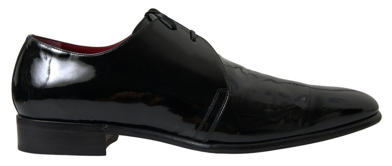 Elegantes zapatos formales de hombre de cuero de patente negro