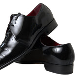 Elegantes zapatos formales de hombre de cuero de patente negro