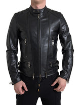 Schlanke schwarze Lederbikerjacke