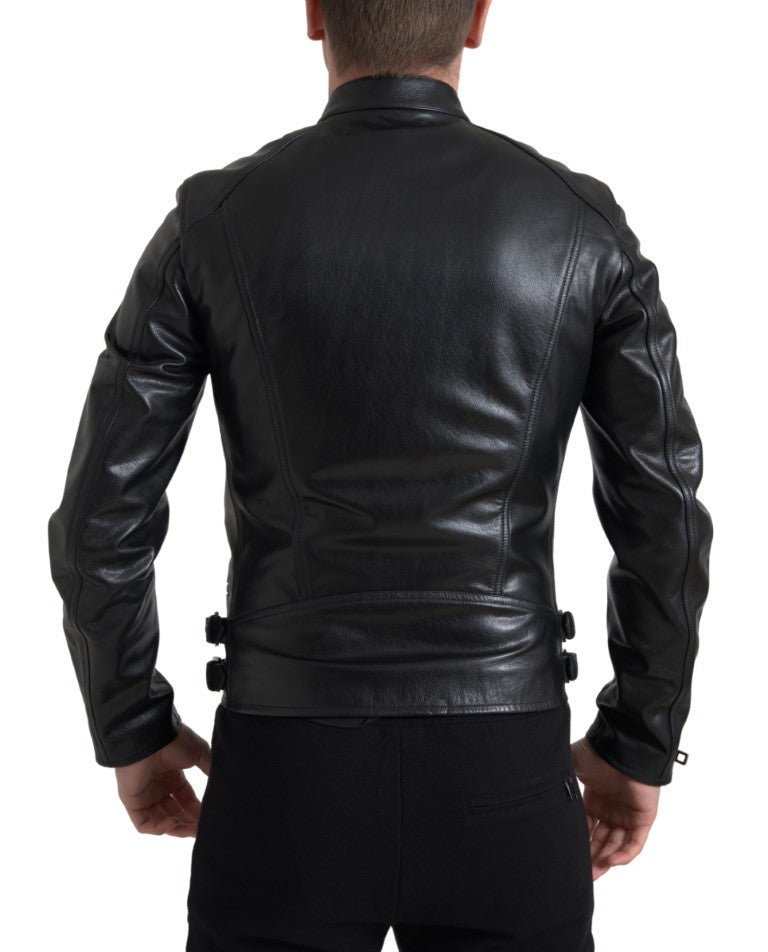 Elegante chaqueta de motociclista de cuero negro