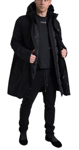 Eleganter schwarzer Trenchcoat mit Kapuzekapital