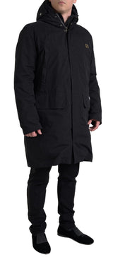 Elegante trench con cappuccio nero