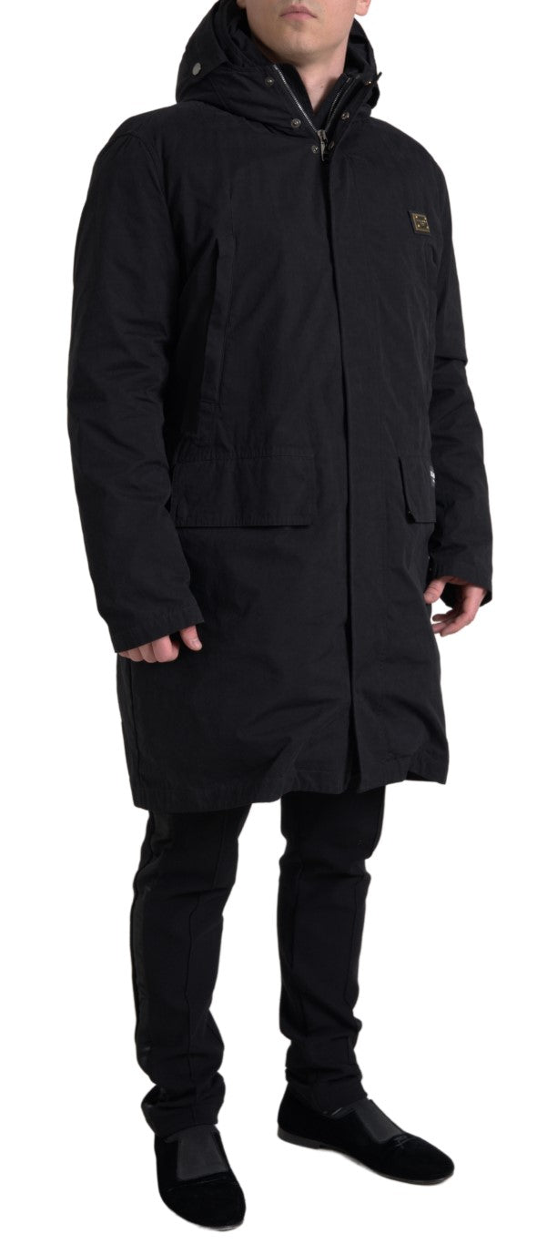 Eleganter schwarzer Trenchcoat mit Kapuzekapital