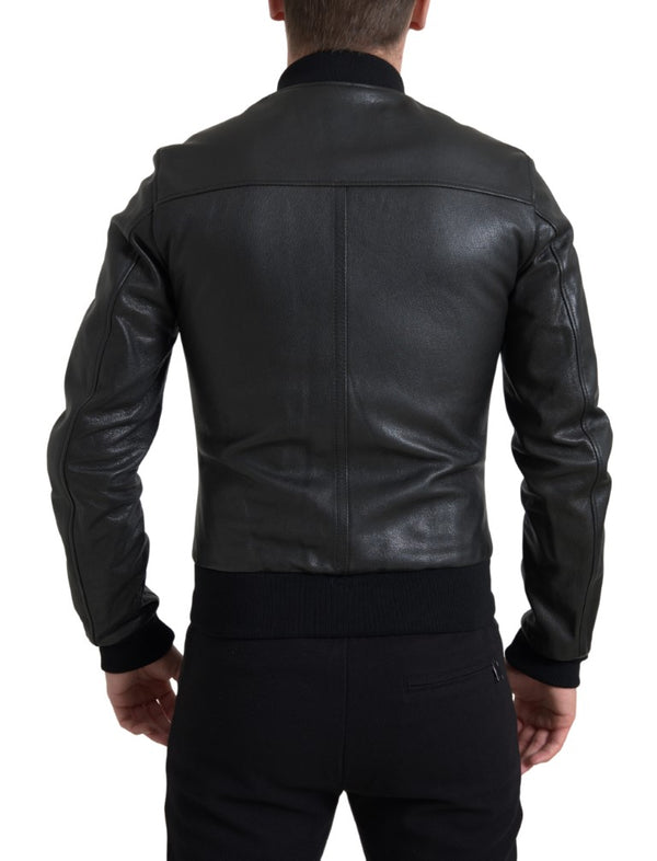 Elegante chaqueta de motociclista de cuero negro