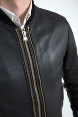 Elegante chaqueta de motociclista de cuero negro