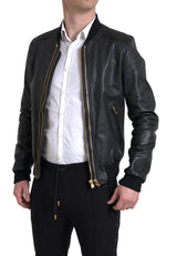 Elegante chaqueta de motociclista de cuero negro