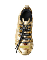 Sneaker di lusso dalle toni oro scintillanti