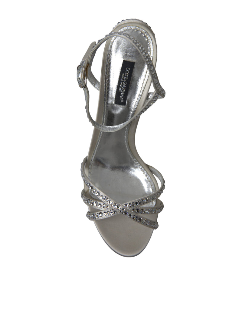 Elegantes sandalias de tacones adornados con cristal