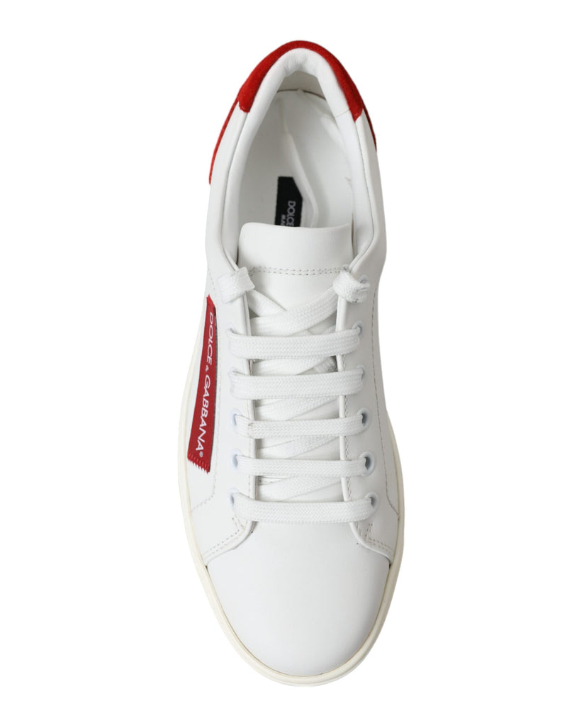 Zapatillas de deporte de cuero blanco elegantes con acentos rojos