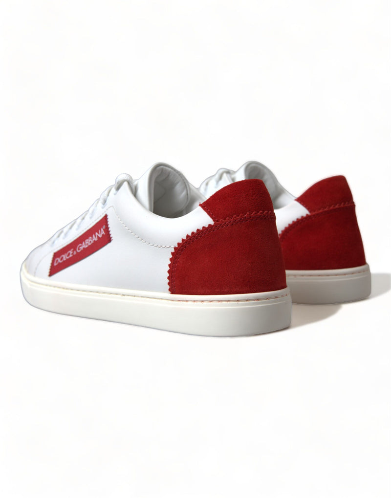 Zapatillas de deporte de cuero blanco elegantes con acentos rojos