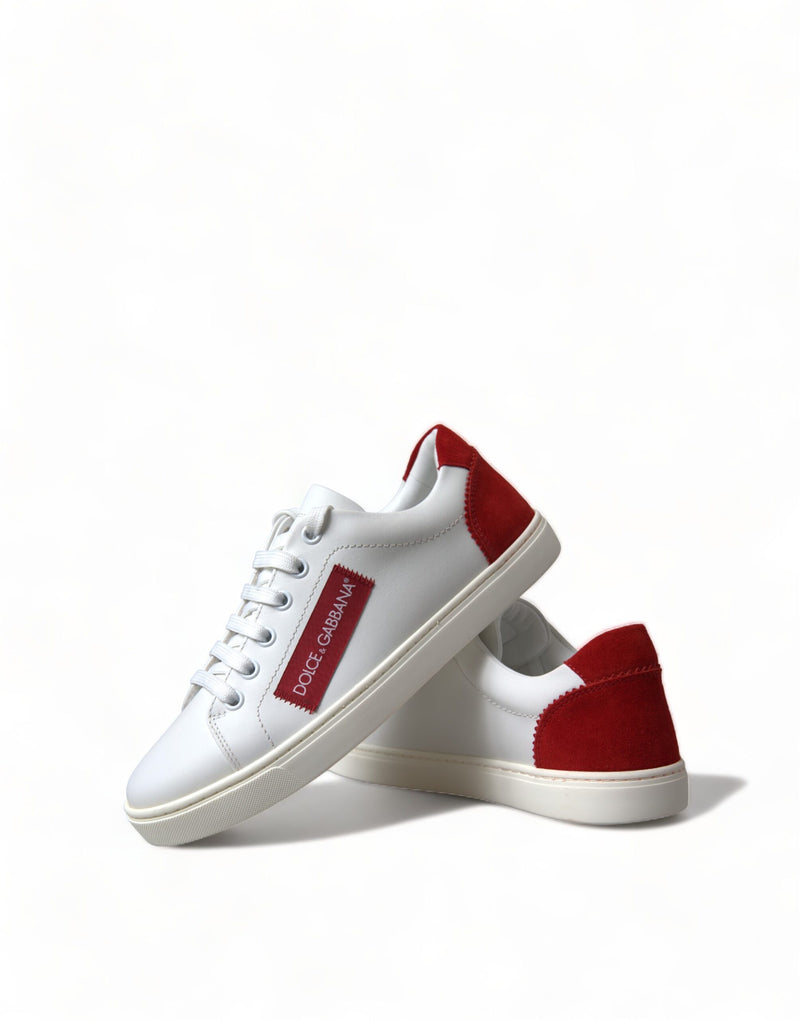 Zapatillas de deporte de cuero blanco elegantes con acentos rojos