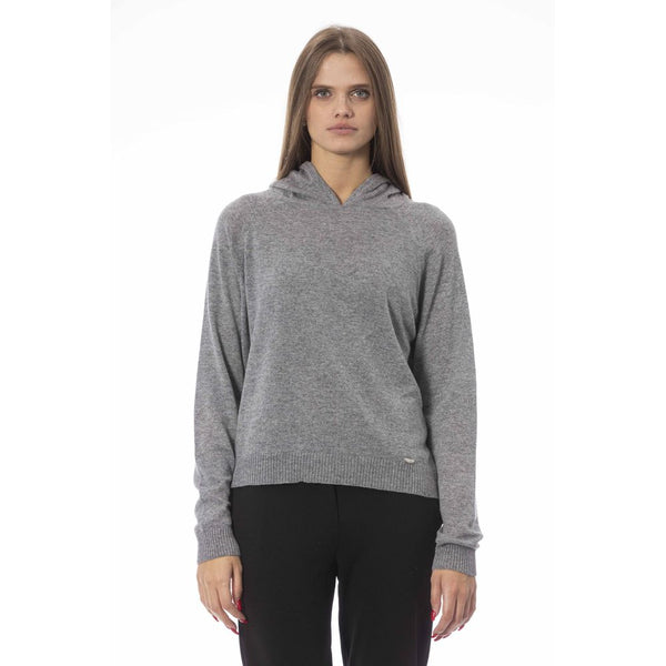 Chic accogliente maglione in maglia con cappuccio in grigio