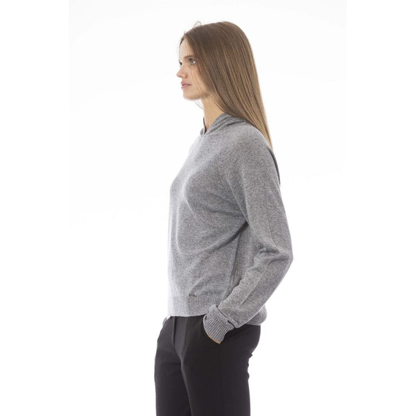 Chic accogliente maglione in maglia con cappuccio in grigio