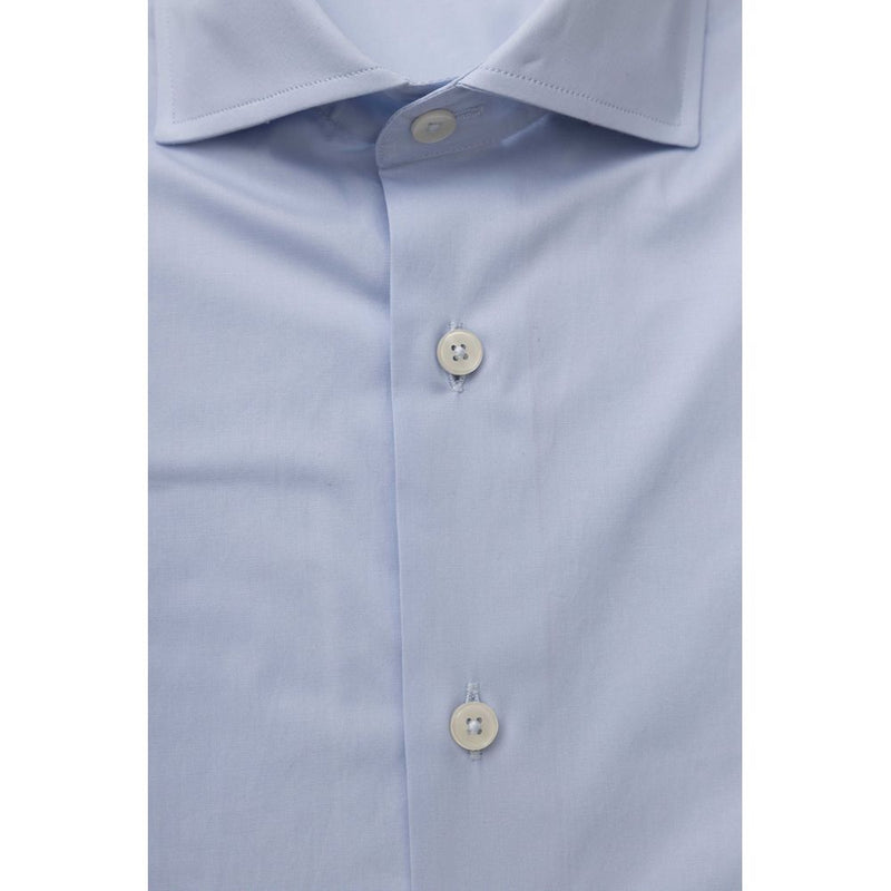 Elegante camisa de ajuste de color azul claro con cuello francés