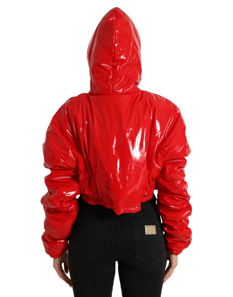 Schick glänzende rot gekammete Jacke