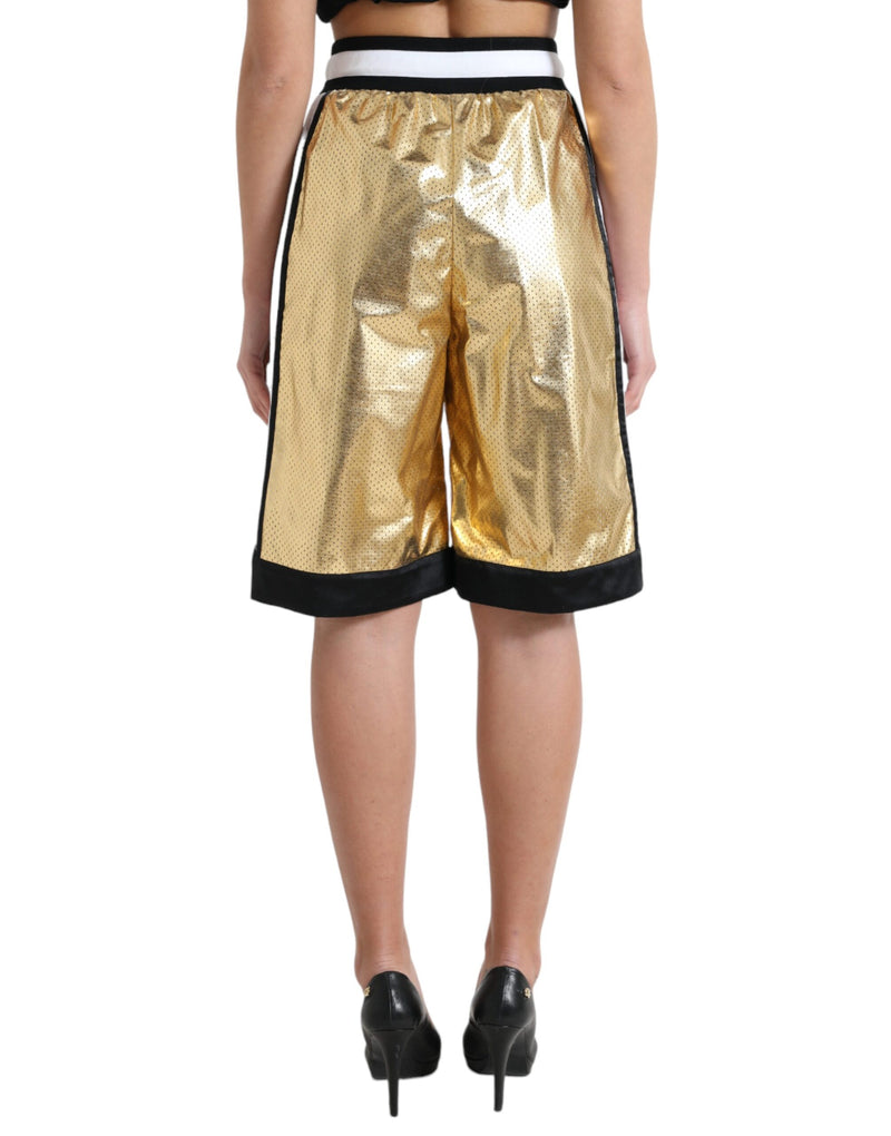 Erhöhte Eleganz: Goldene Shorts mit hoher Taille