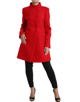 Elegante cappotto lungo a doppio petto rosso.