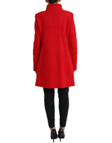 Elegante cappotto lungo a doppio petto rosso.