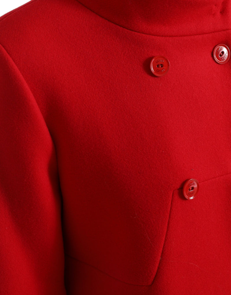 Elegante cappotto lungo a doppio petto rosso.