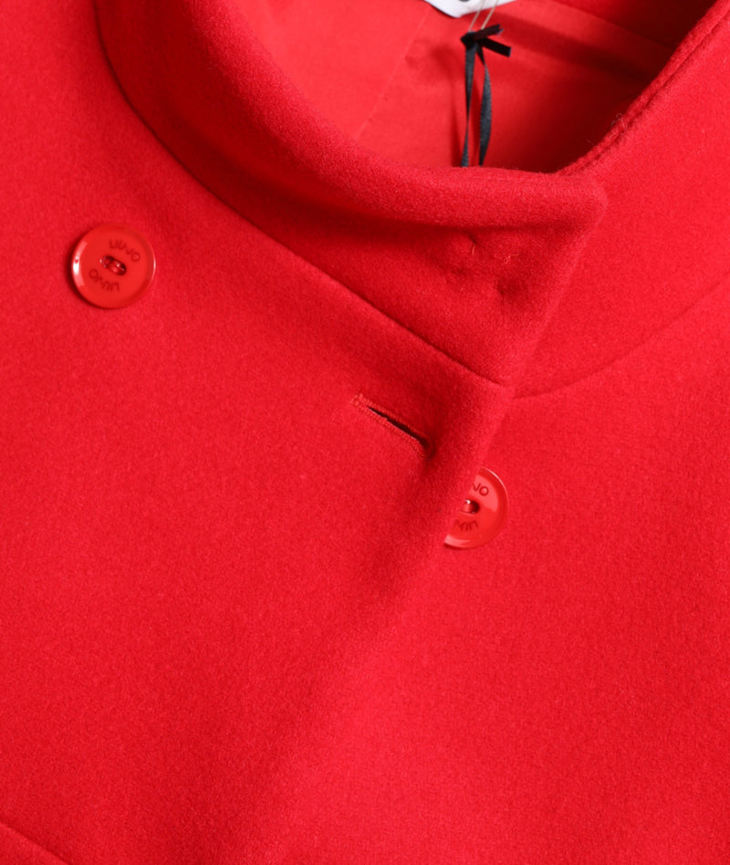 Elegante cappotto lungo a doppio petto rosso.