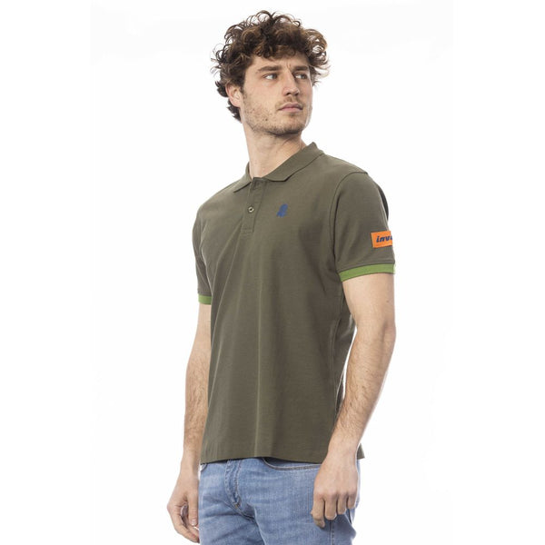 Elegante polo de algodón verde con detalles de emblemas