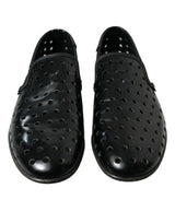 Elegantes mocasines perforados de cuero negro