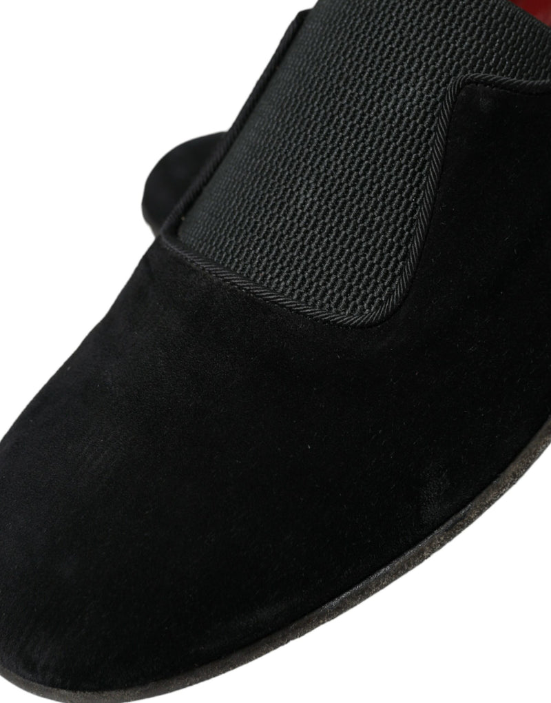 Elegantes mocasines de terciopelo negro para el caballero exigente