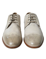 Elegantes zapatos de derby de piel de ternera blanca