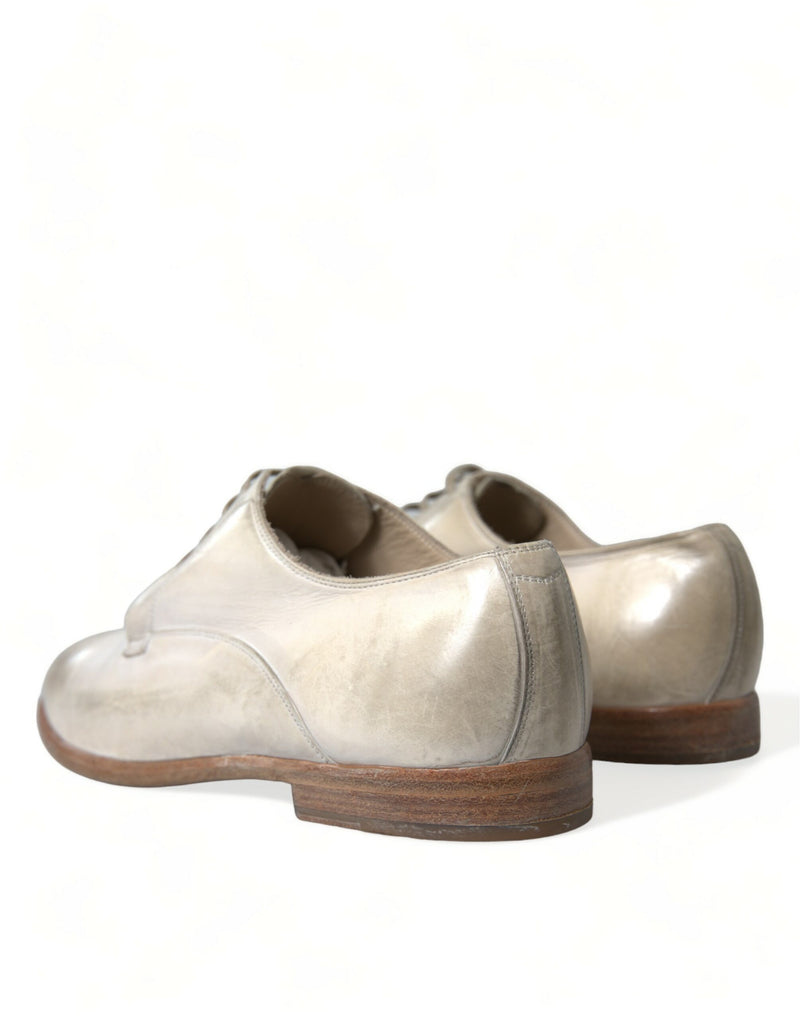 Elegantes zapatos de derby de piel de ternera blanca