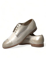 Elegantes zapatos de derby de piel de ternera blanca