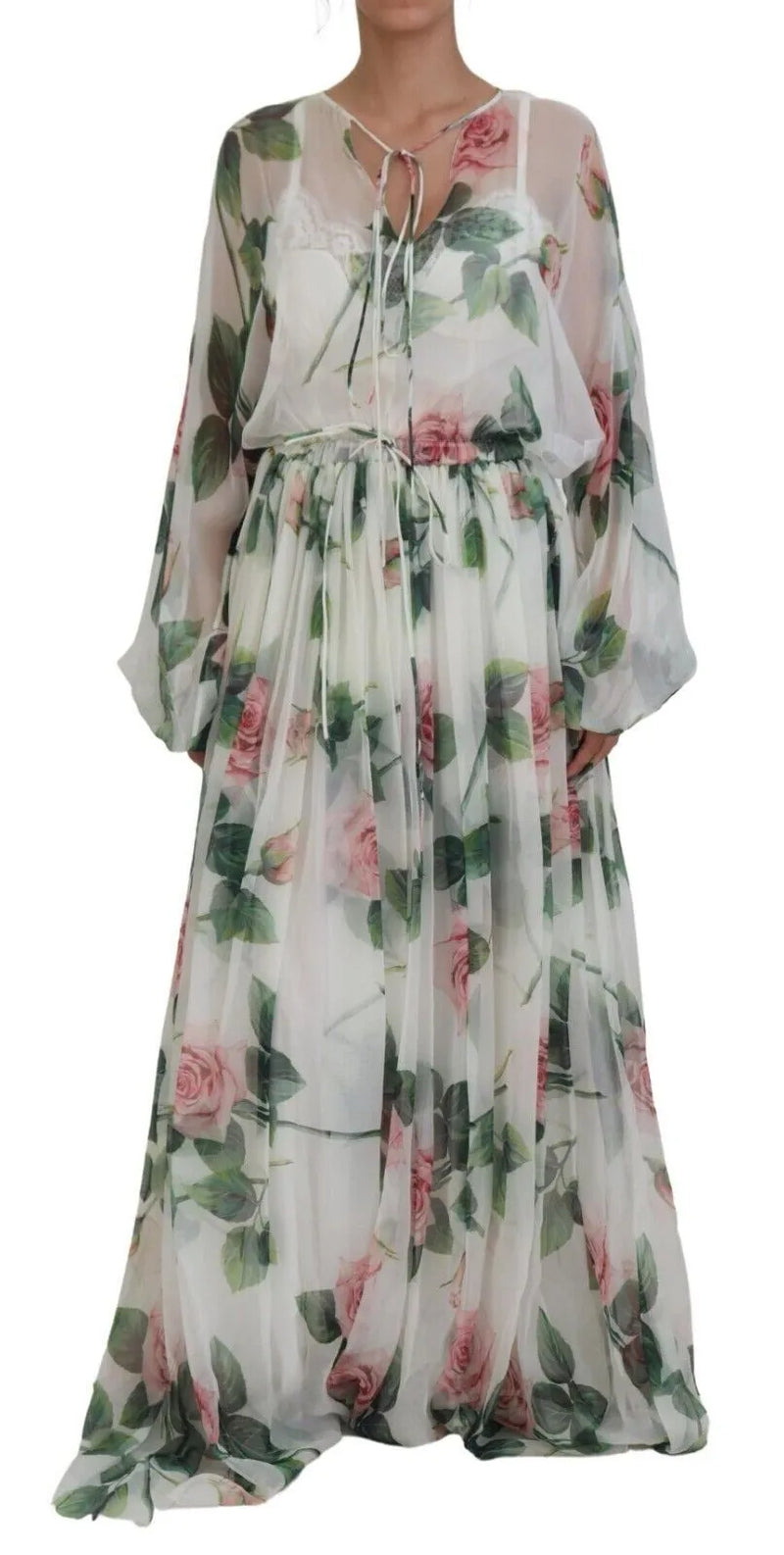 Robe maxi en soie blanche élégante avec des roses roses