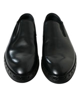 Elegantes mocasines de cuero negro con tachuelas