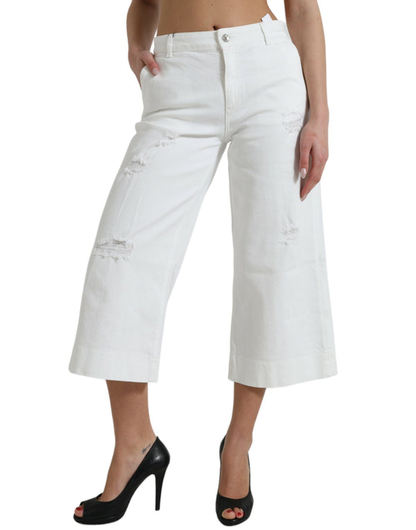 Elegantes jeans cortados de mezclilla blanca en medio de vidrio