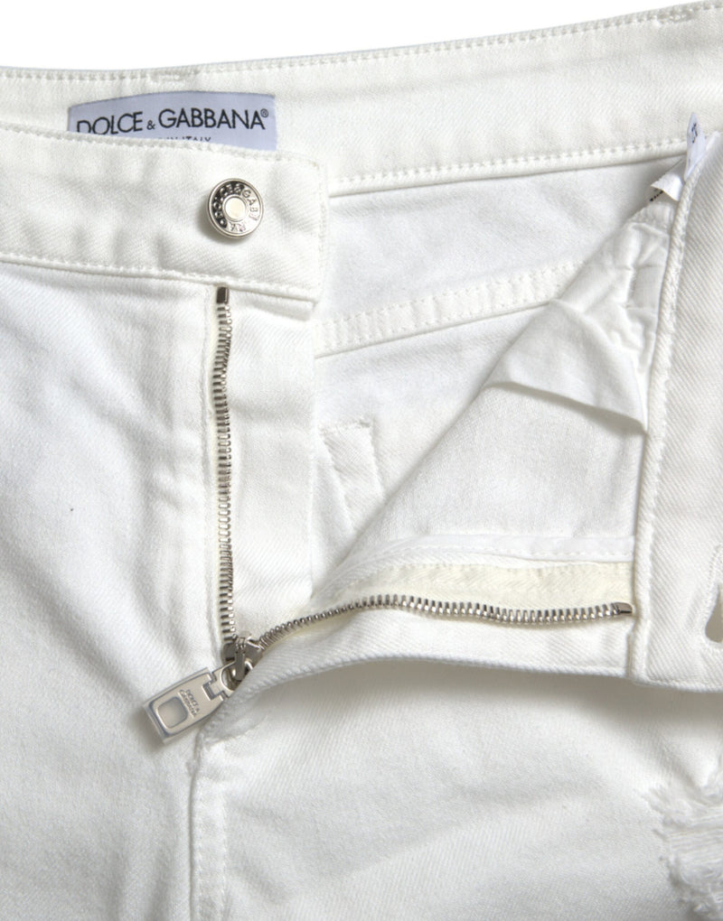 Elegantes jeans cortados de mezclilla blanca en medio de vidrio