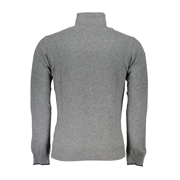 Pull à col roulé à la mode en gris