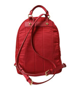 Mochila roja adornada con detalles de oro