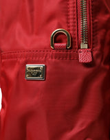 Verschönerter roter Rucksack mit goldenen Details