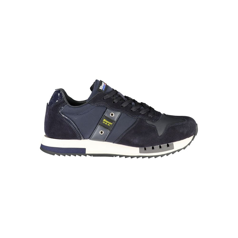 Contrasta sneaker sportivi allacciati in blu