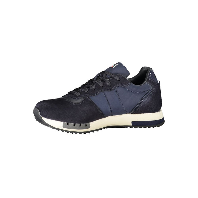 Contrasta sneaker sportivi allacciati in blu