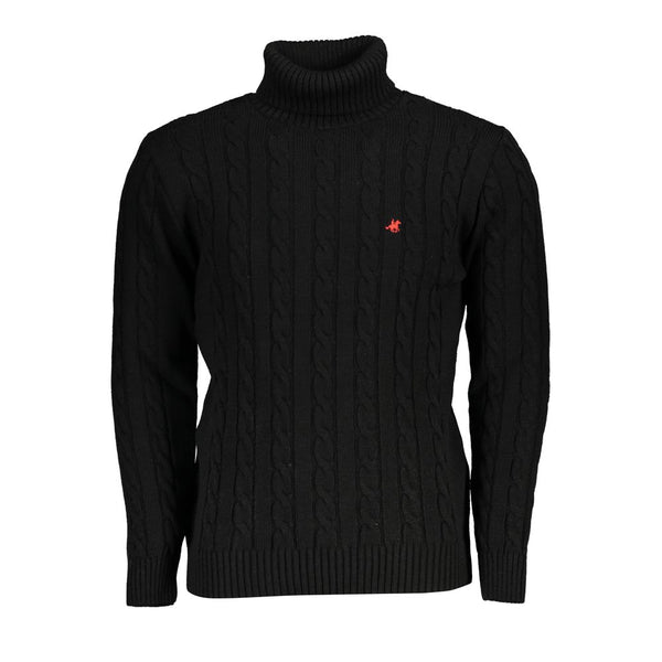 Elegante maglione attorcigliato nero in cucina nera