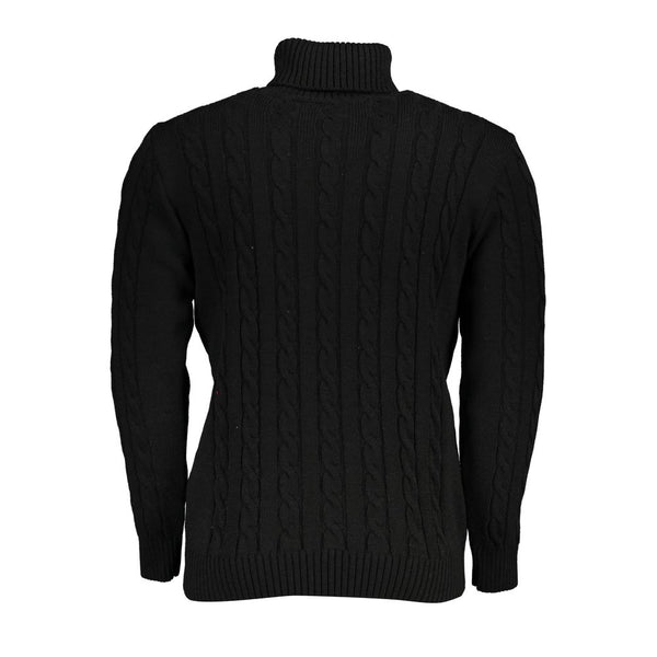 Elegante maglione attorcigliato nero in cucina nera