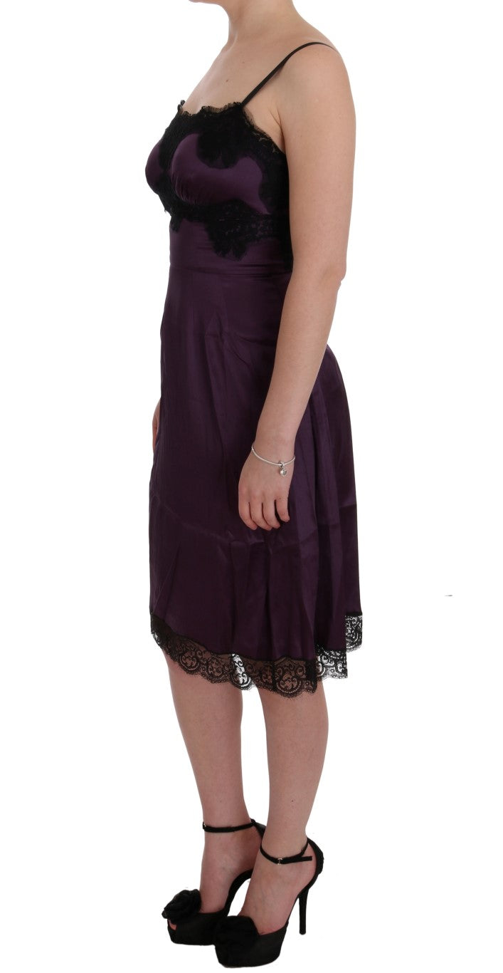 Robe de quart de dentelle élégante en soie violette en soie