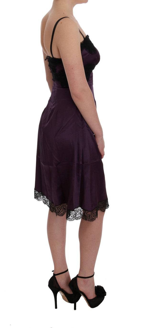 Robe de quart de dentelle élégante en soie violette en soie