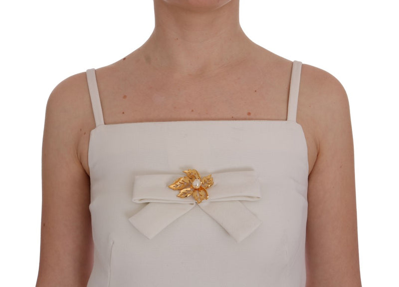 Elegante vestido de lana blanca con broche de oro