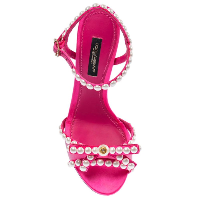 Elegantes sandalias fucsia con detalles de perlas