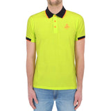 Polo de algodón amarillo solar con acentos de contraste